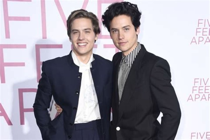 Agora &eacute; oficial! Cole Sprouse confirma fim do namoro com a atriz Lili