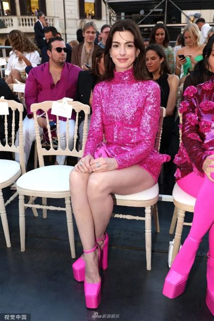 Anne Hathaway shows off a healthier looking figure in gym shorts, year