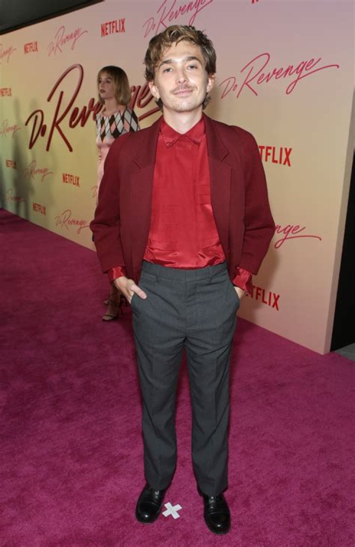 Austin Abrams Height, Weight, Age, Girlfriend, Family, Facts, Biography