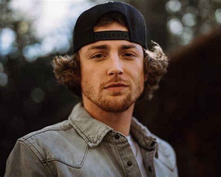 Bailey Zimmerman announces debut album + shares "Religiously"
