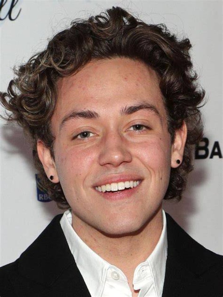 Ethan Cutkosky Bio, Wiki, Net Worth, Dating, Girlfriend, Age, Height