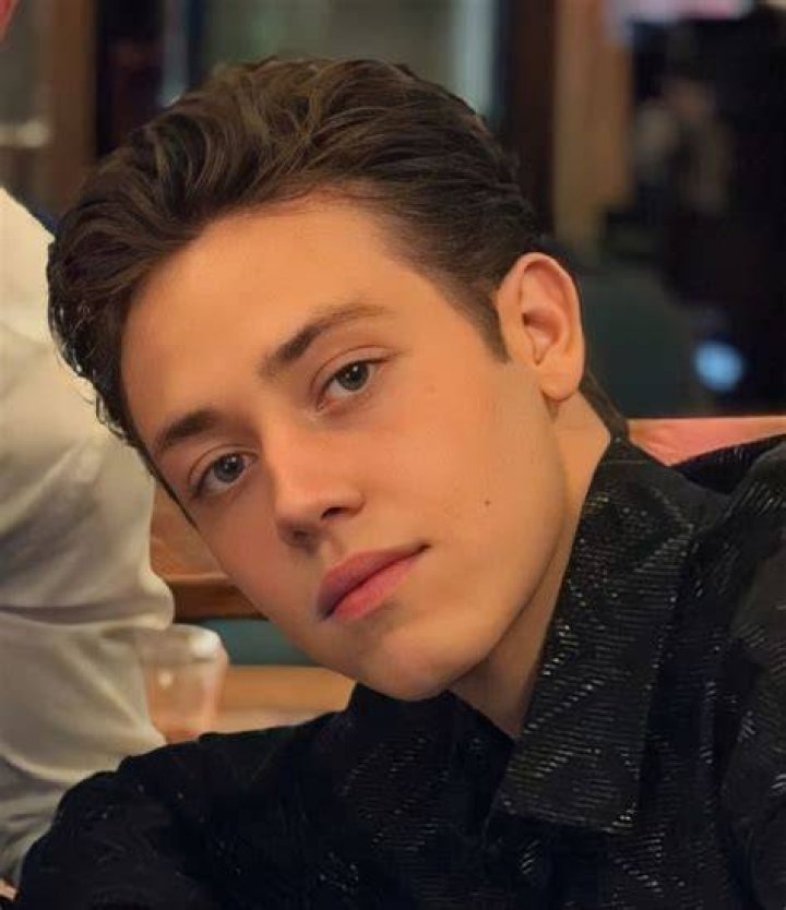Ethan Cutkosky Girlfriend, Age, Net Worth, Height, Siblings