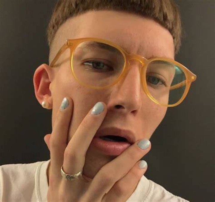 Gus Dapperton Biography Girlfriend, Height, Age, Sister, Gender, Net
