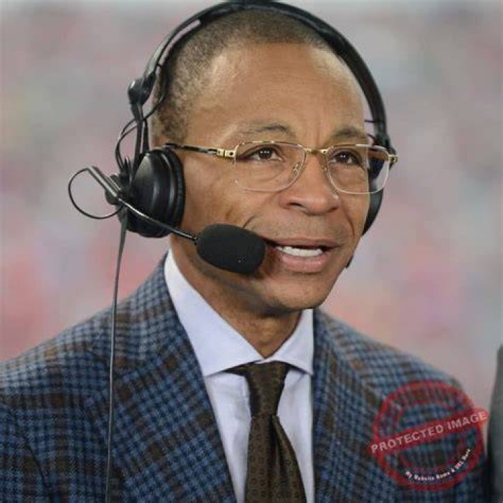 Gus Johnson (Sportscaster) Bio, Age, FOX Sports, Wife, Salary, Net Worth