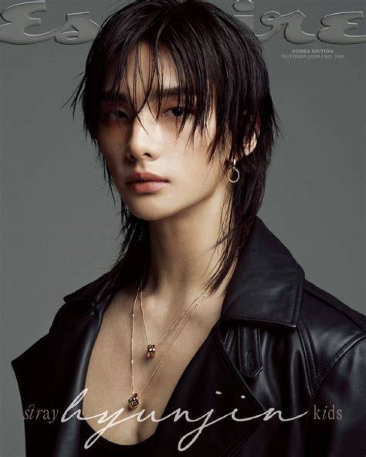 Hyunjin in 2022 Stray kids outfits, Stage outfits, Surrealism fashion