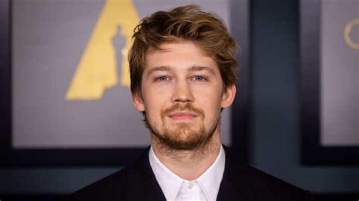 Joe Alwyn bio net worth, age, girlfriend, height, family & More Kemi