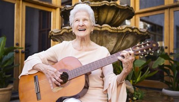 LA CANTAUTORA CUBANA ANGELA ALVAREZ PREMIADA CON EL GRAMMY LATINO A SUS