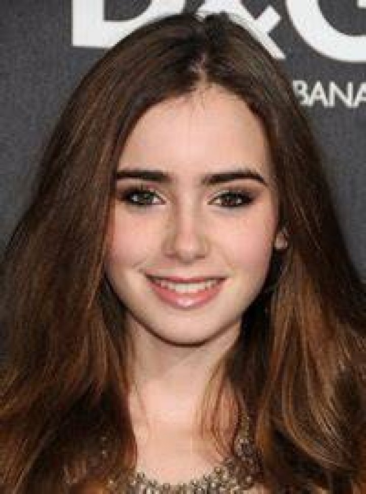 Lily Collins Height, Weight, Bra Size Body Measurements Thick hair