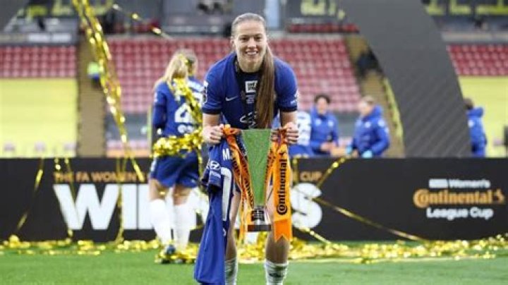 Lionesses star Fran Kirby extends Chelsea stay despite injury forcing