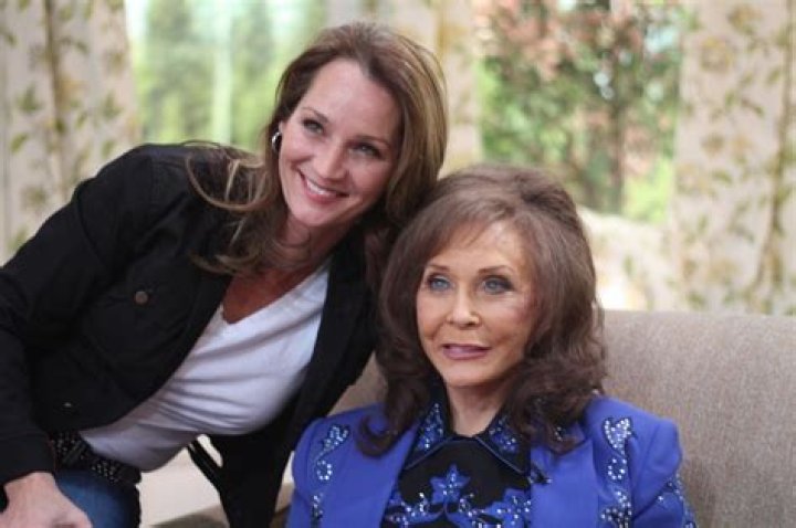 Loretta Lynn on QVC with her daughter Patsy Loretta lynn, Loretta, Famous singers