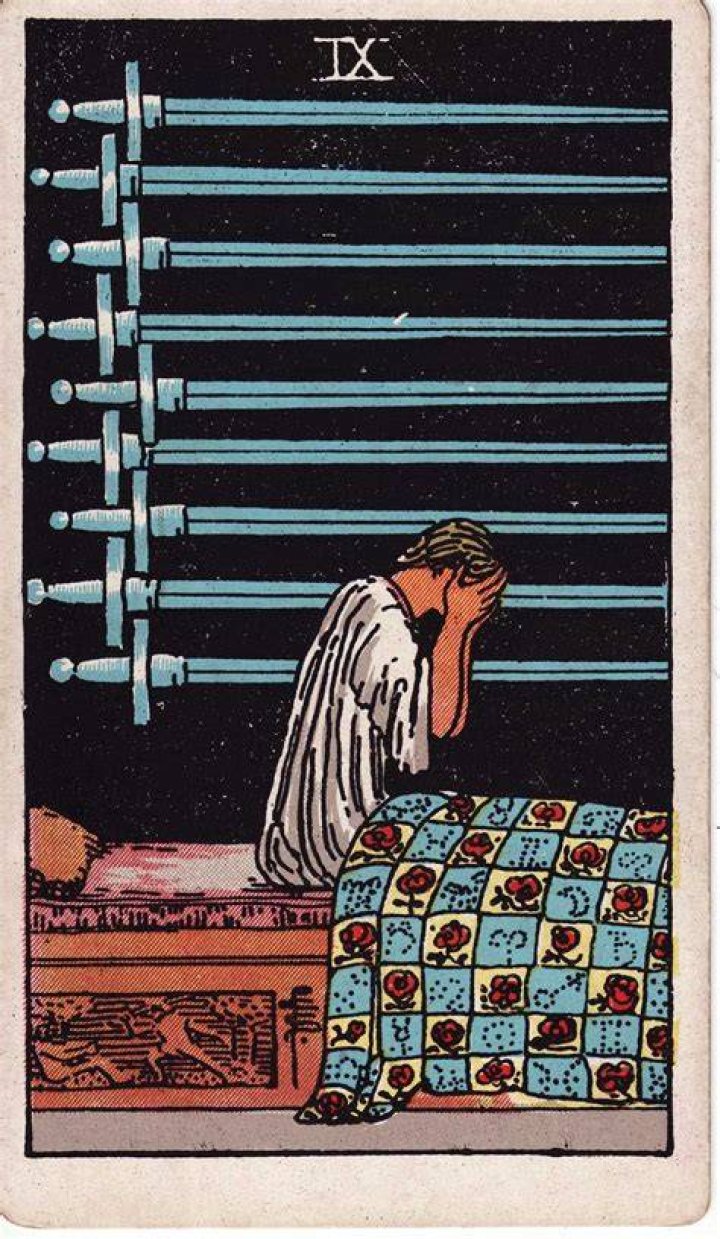 Nueve de Espadas en el Tarot 🔮 Significado y Combinaciones
