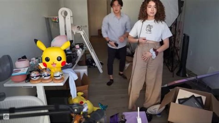 Pokimane has minor wardrobe malfunction on stream