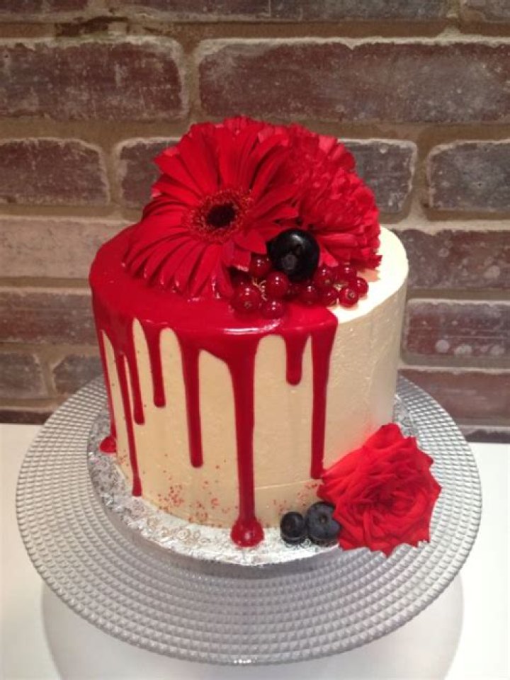 Red drip cake with fresh flower Fancy Cakes, Cute Cakes, Mini Cakes