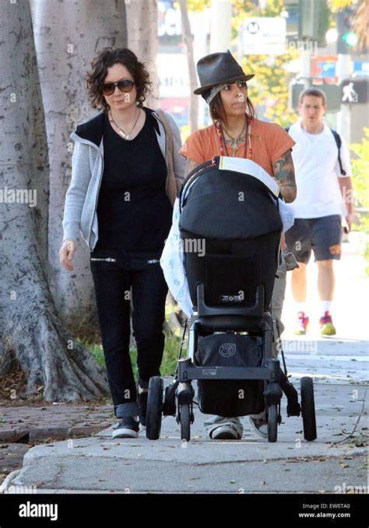 Sara Gilbert family wife, kids, parents and siblings Familytron