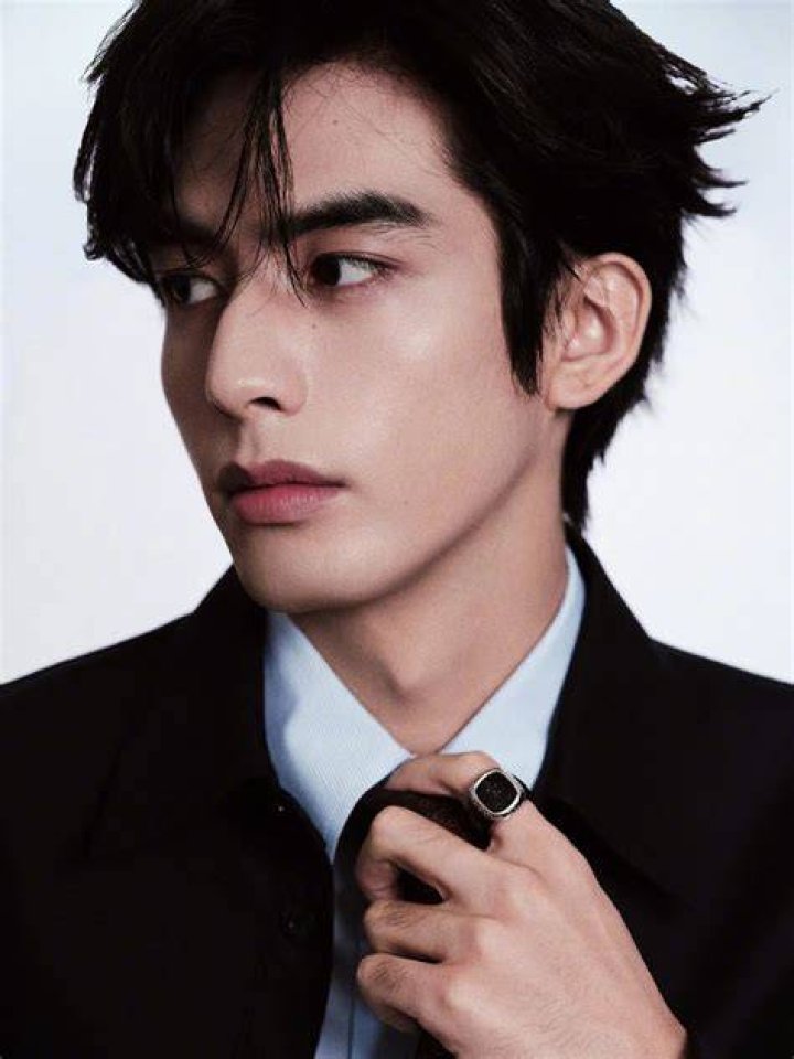 Song Weilong's "Double fight for him roll your eyes