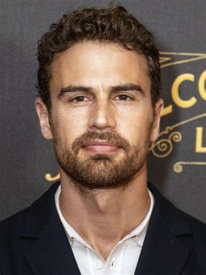 Theo James Height Weight Age And Full Body Measurement 18036 Hot Sex Picture
