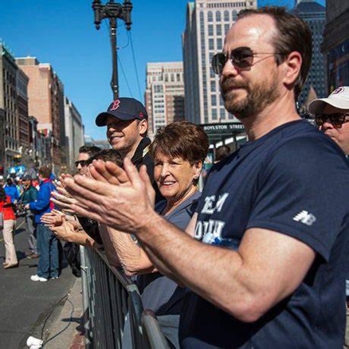 Wahlbergs Attend Boston Marathon in Special Wahlburgers Episode