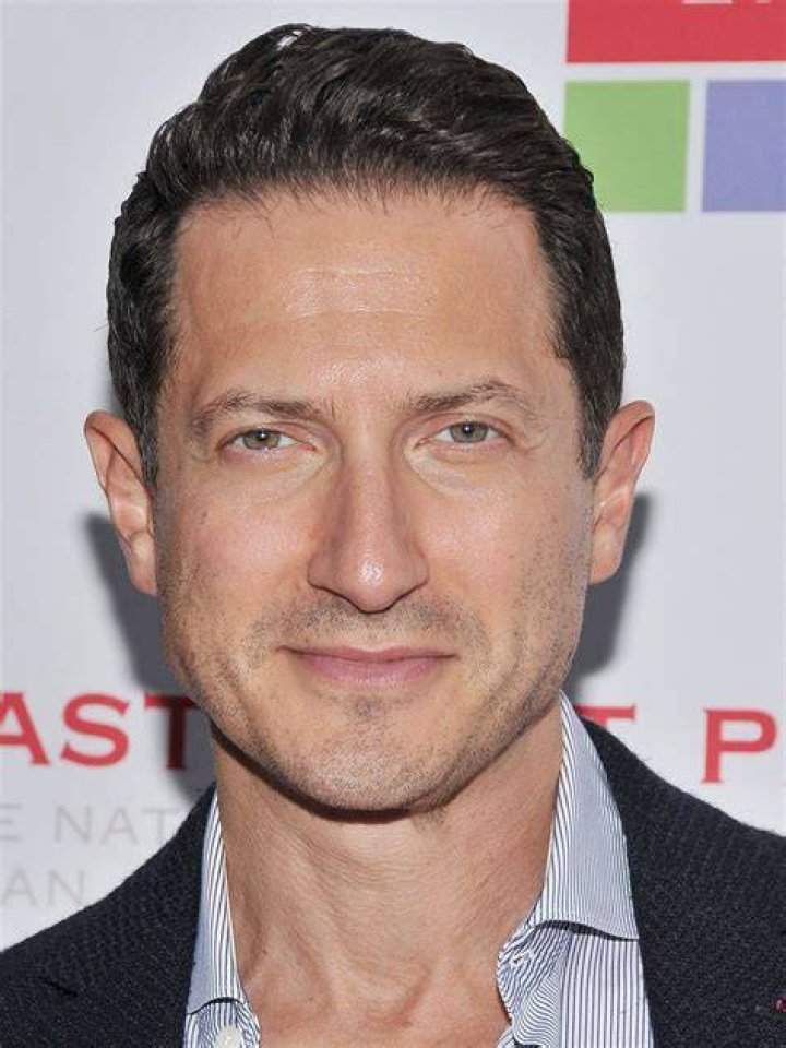 Who is actor Sasha Roiz? Is he married? His Wiki Wedding Ring, Family